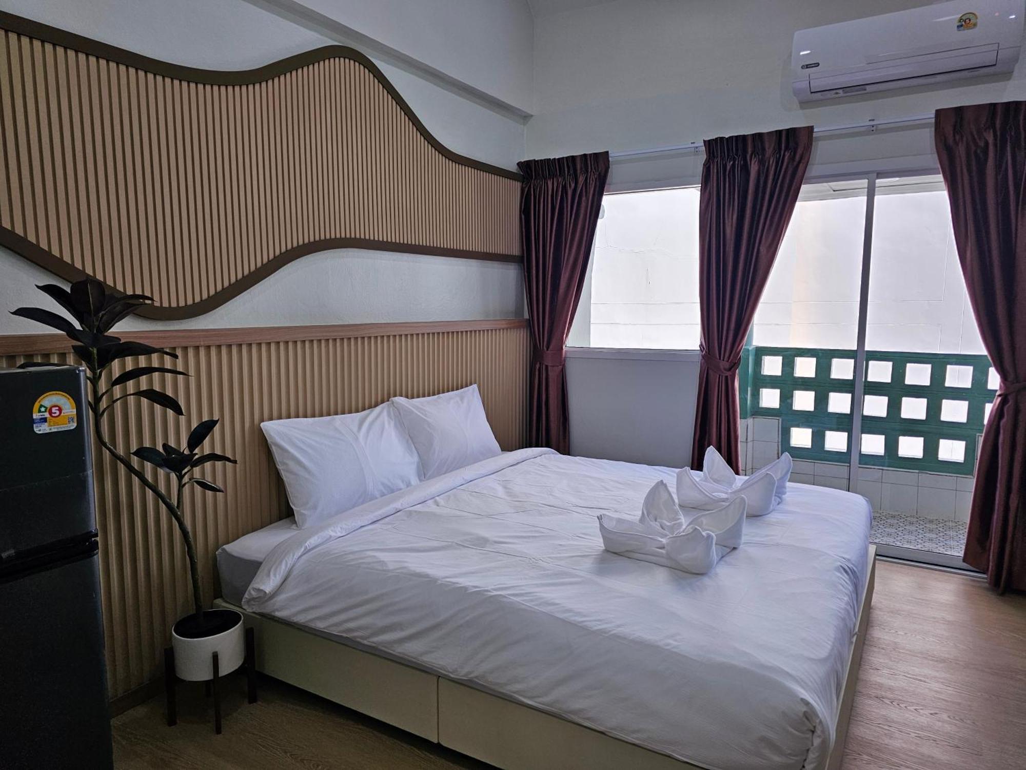 Lub Nai Hostel Patong Exterior foto